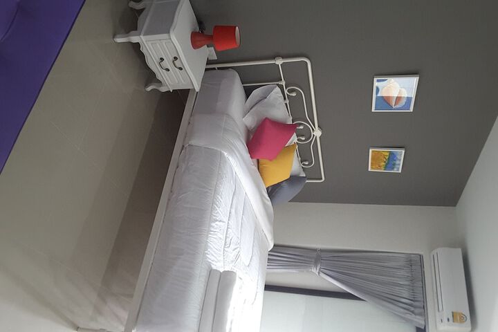 Room 6 of 94