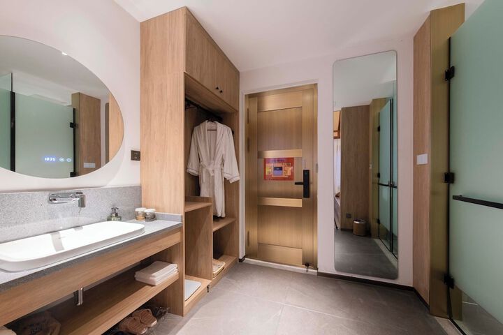 Room 42 of 101