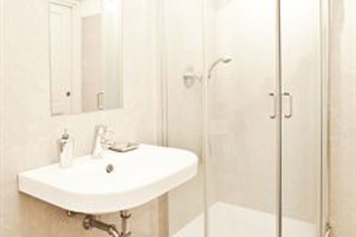 Room 6 of 38
