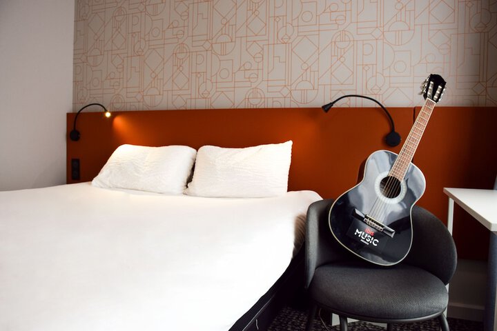 Room 10 of 99
