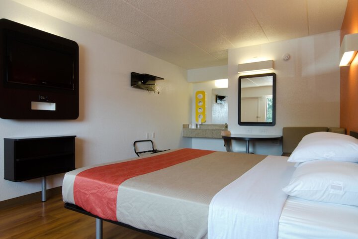 1 King Bed Micfridge (2 of 5)