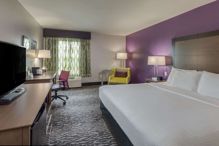 1 King Bed (12 of 18)