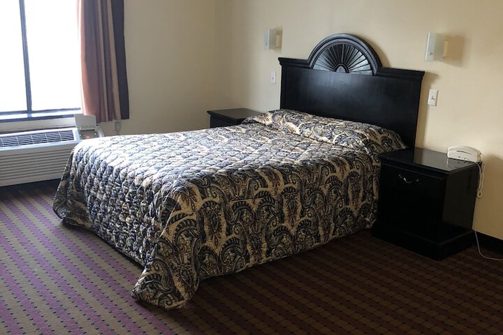1 Queen Bed (10 of 37)