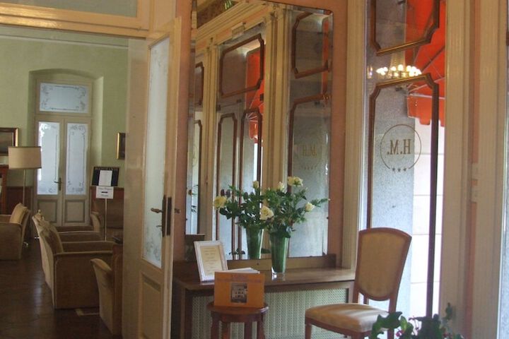 Check-in/check-out kiosk