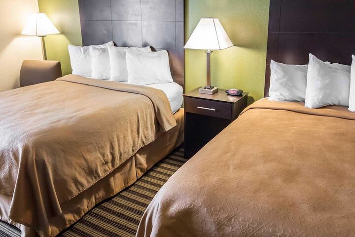 2 Queen Beds (1 of 7)