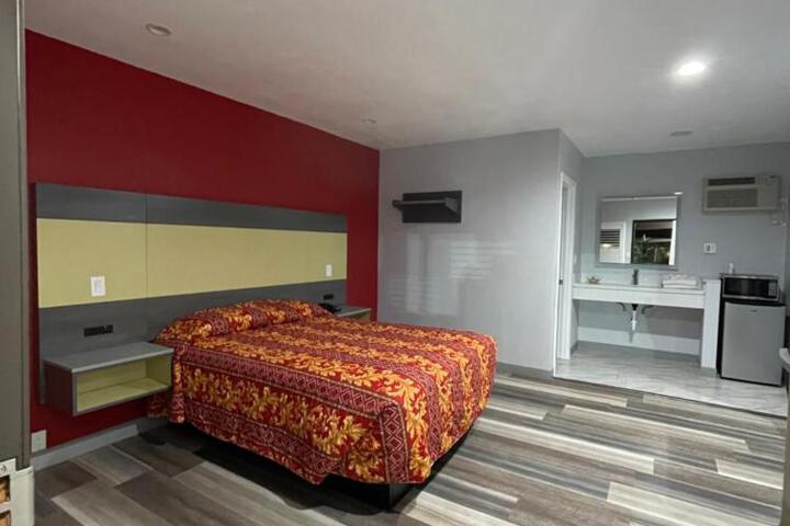 1 Queen Bed (6 of 12)