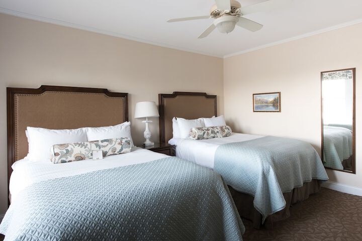 Grand Queen Bed with View (6 of 7)
