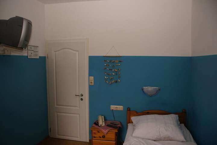 Room 16 of 36