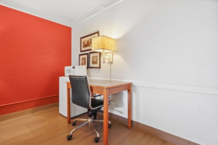 1 King Bed Mobility Hearing Impaired Accessible Room (13 of 22)