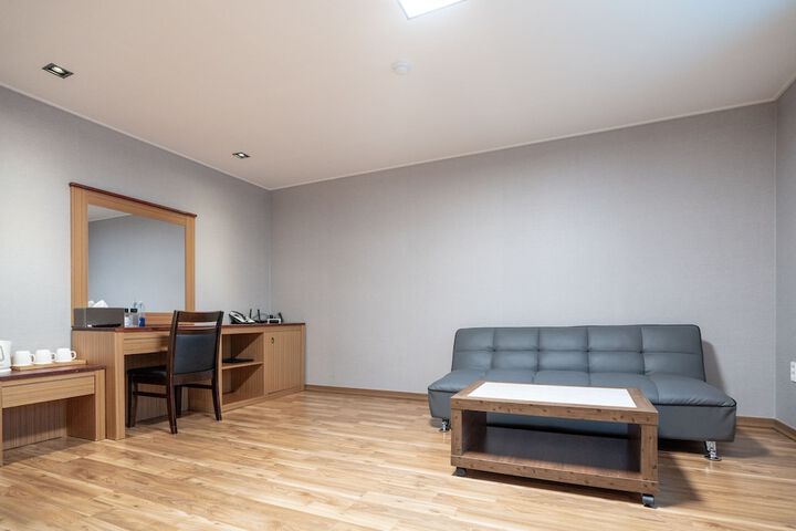 Room 12 of 27