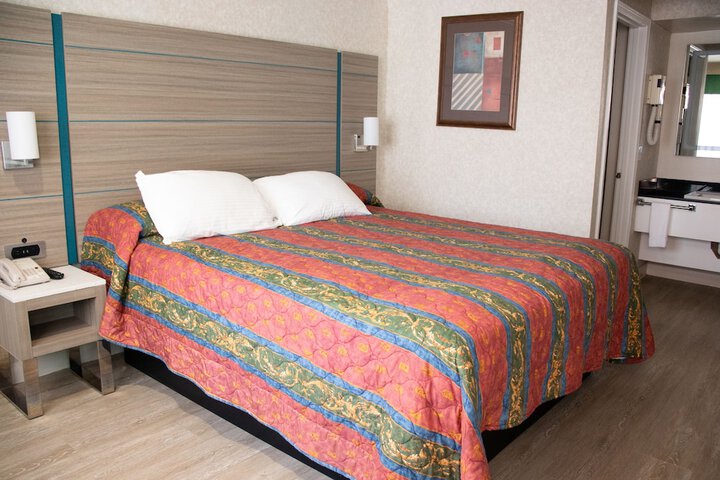 Deluxe King Bed (9 of 22)