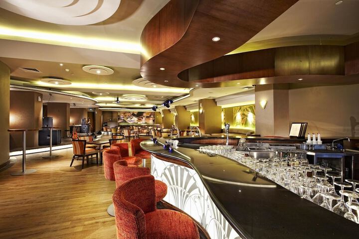 Lounge 44 of 59