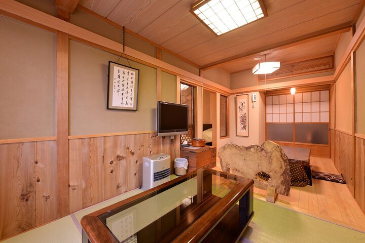 Room 6 of 28