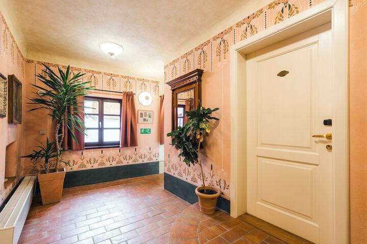 Ballroom/Hall 25 of 27