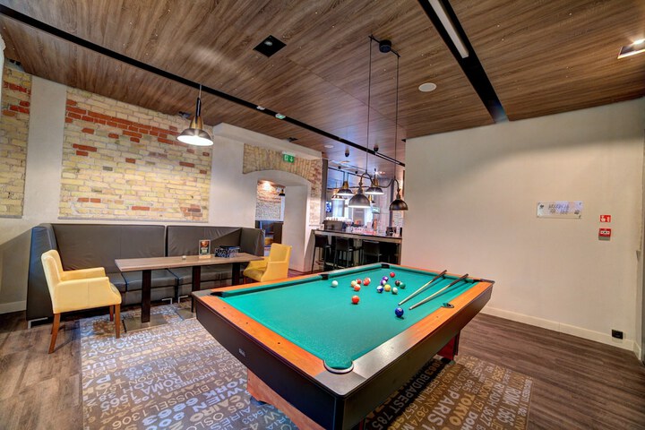 Lounge 57 of 64
