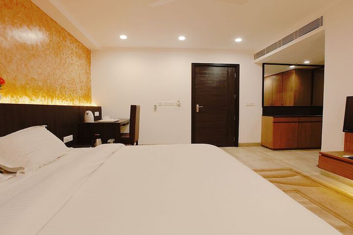 Room 6 of 19