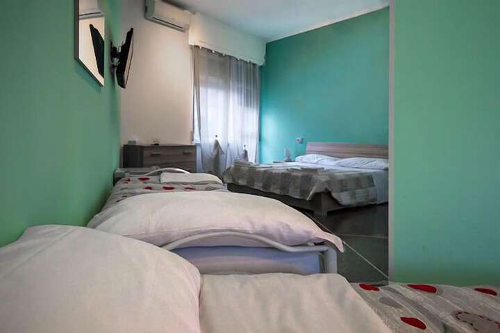 Room 13 of 32