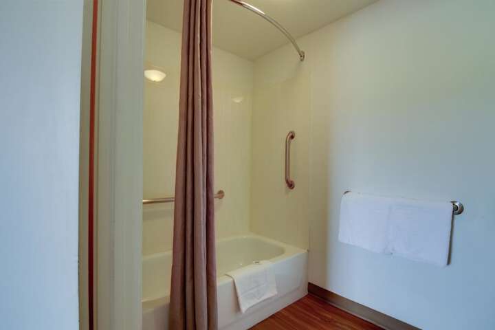1 Queen Bed (2 of 6)
