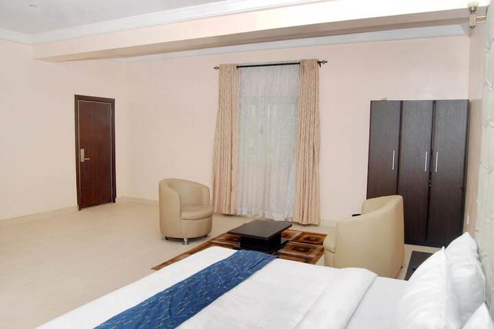 Room 13 of 28