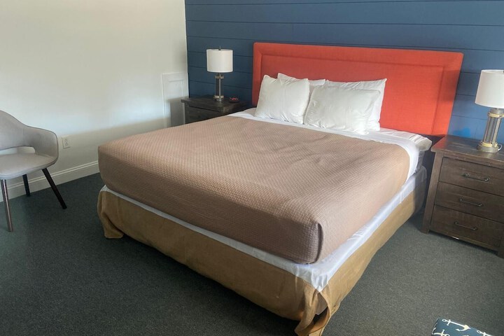 1 King Bed (6 of 6)