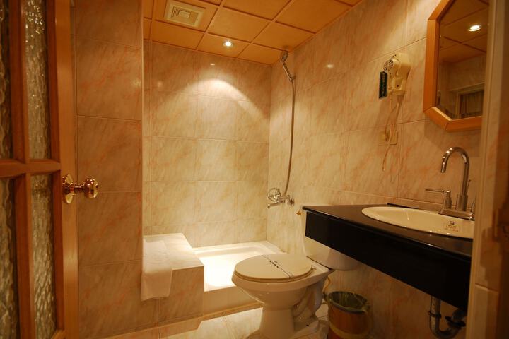 Room 8 of 18