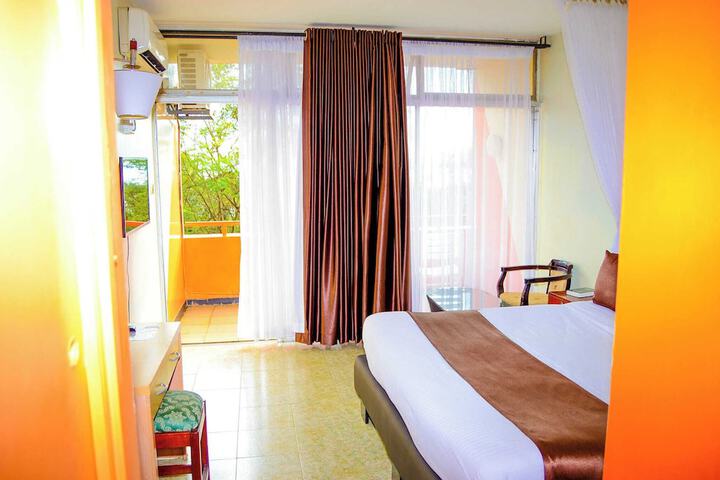 Room 28 of 114