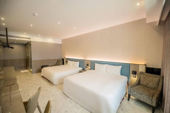 Room 10 of 28