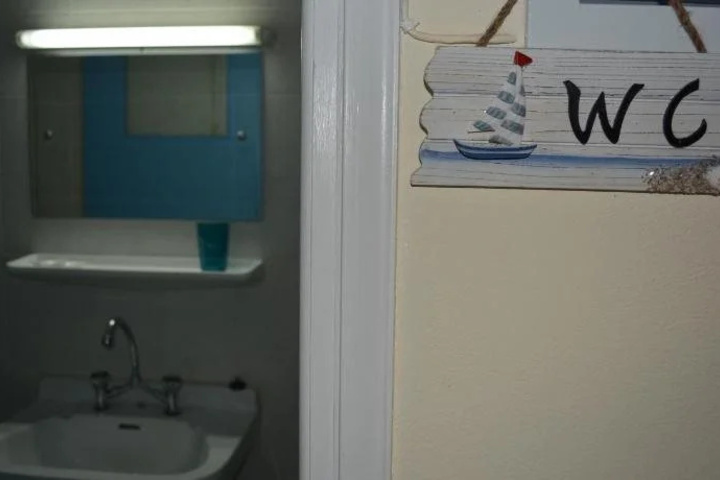 Room 7 of 9