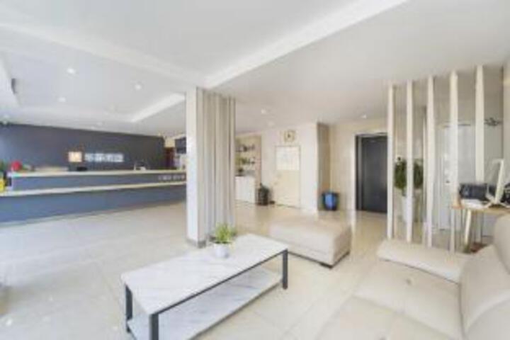 Home Inn Huayi Select Hotel (Shanghai Hongqiao Hub National Exhibition and Convention Center)