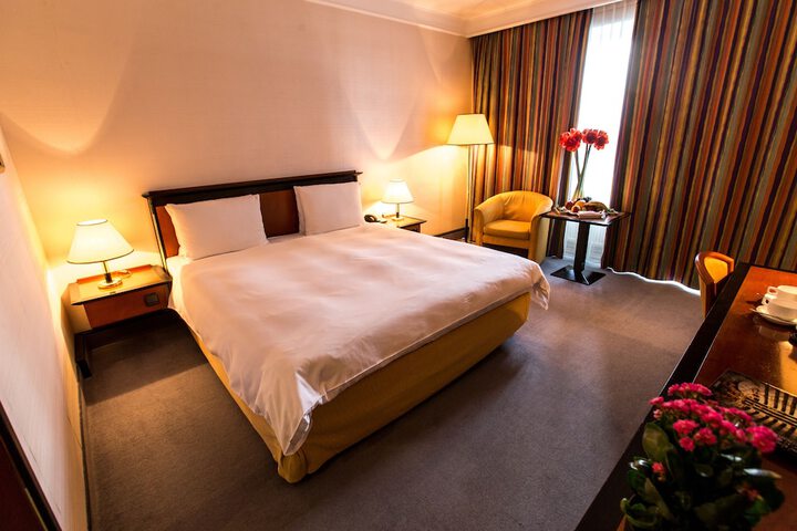 Room 9 of 82