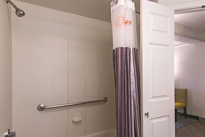 2 Double Beds Mobility Hearing Accessible Room Courtyard View (1 of 13)