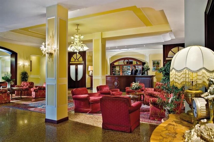 Lobby lounge