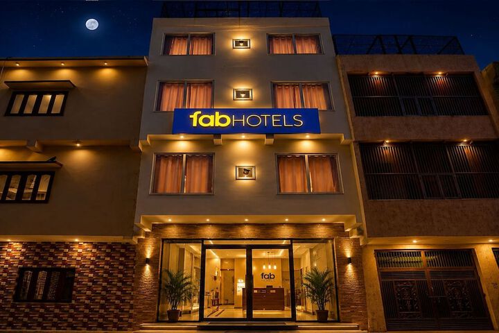 FabHotel Shivangan - 200M From Banke Bihari Temple Vrindavan