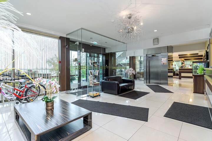 Entrance & Lobby