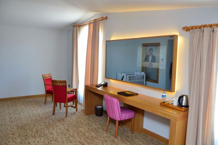 Room 28 of 76