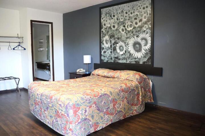 1 Queen Bed (14 of 18)