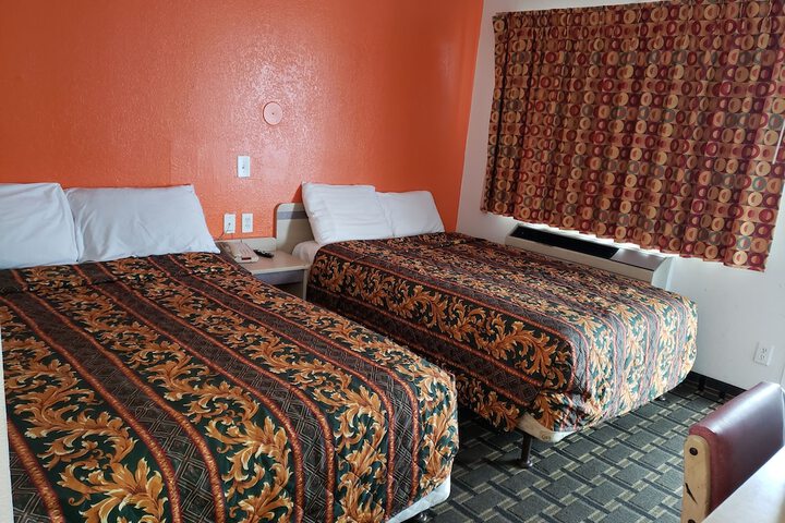 2 Double Beds (9 of 10)