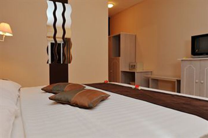 Room 13 of 34