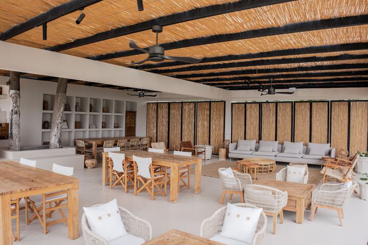 Lobby lounge