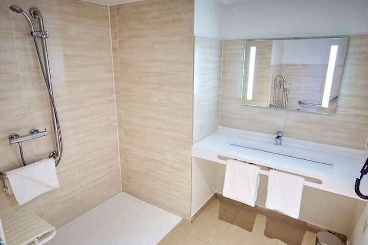 Room 17 of 25