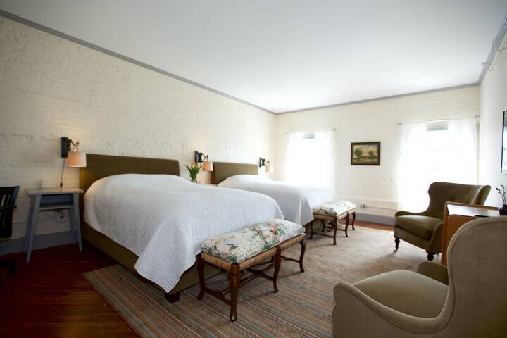 1 Queen Bed (8 of 18)