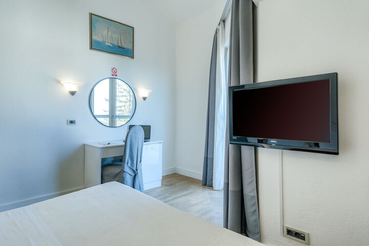 Room 28 of 49