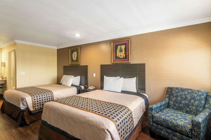 2 Queen Beds (3 of 9)
