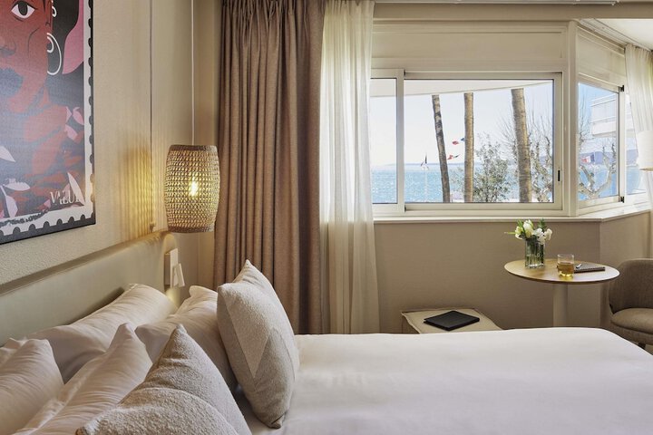 Room 27 of 65