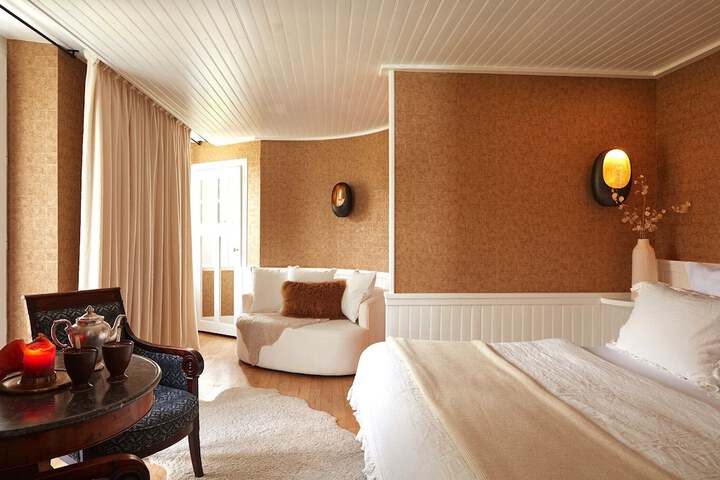 Room 48 of 142