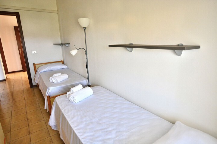 Room 4 of 25