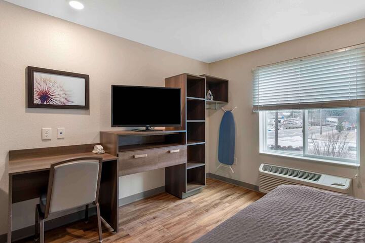 Standard Studio 1 Queen Bed (2 of 8)