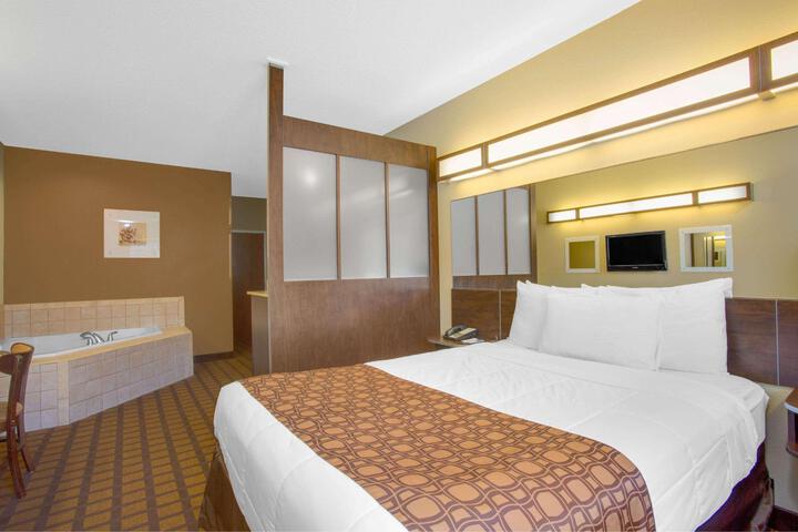 1 Queen Bed (12 of 24)