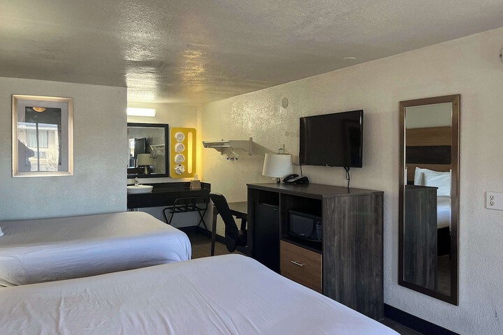 Room 17 of 28