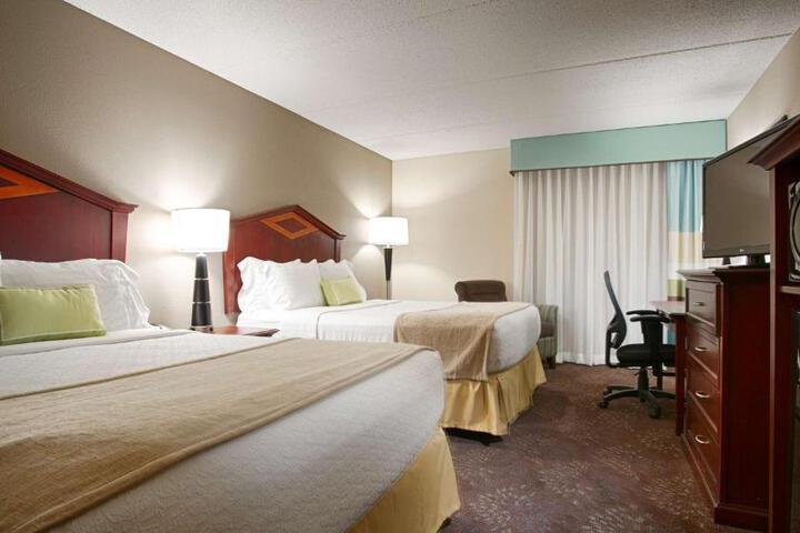 2 Queen Beds Pool View Work Desk Chair Microwave and Refrigerator WiFi Full Breakfast (6 of 8)